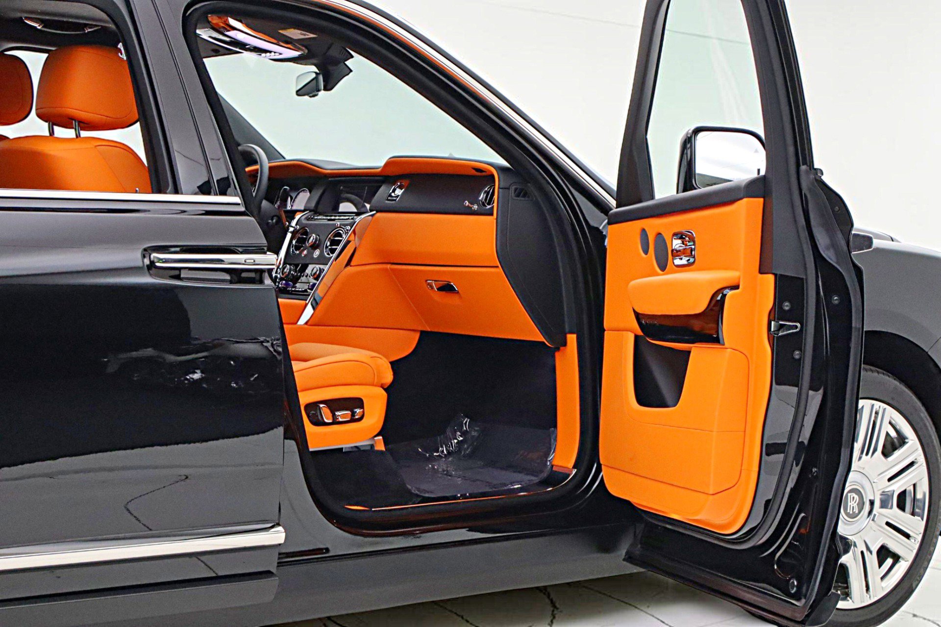 Used 2022 Rolls-Royce Cullinan AWD/4WD image 13