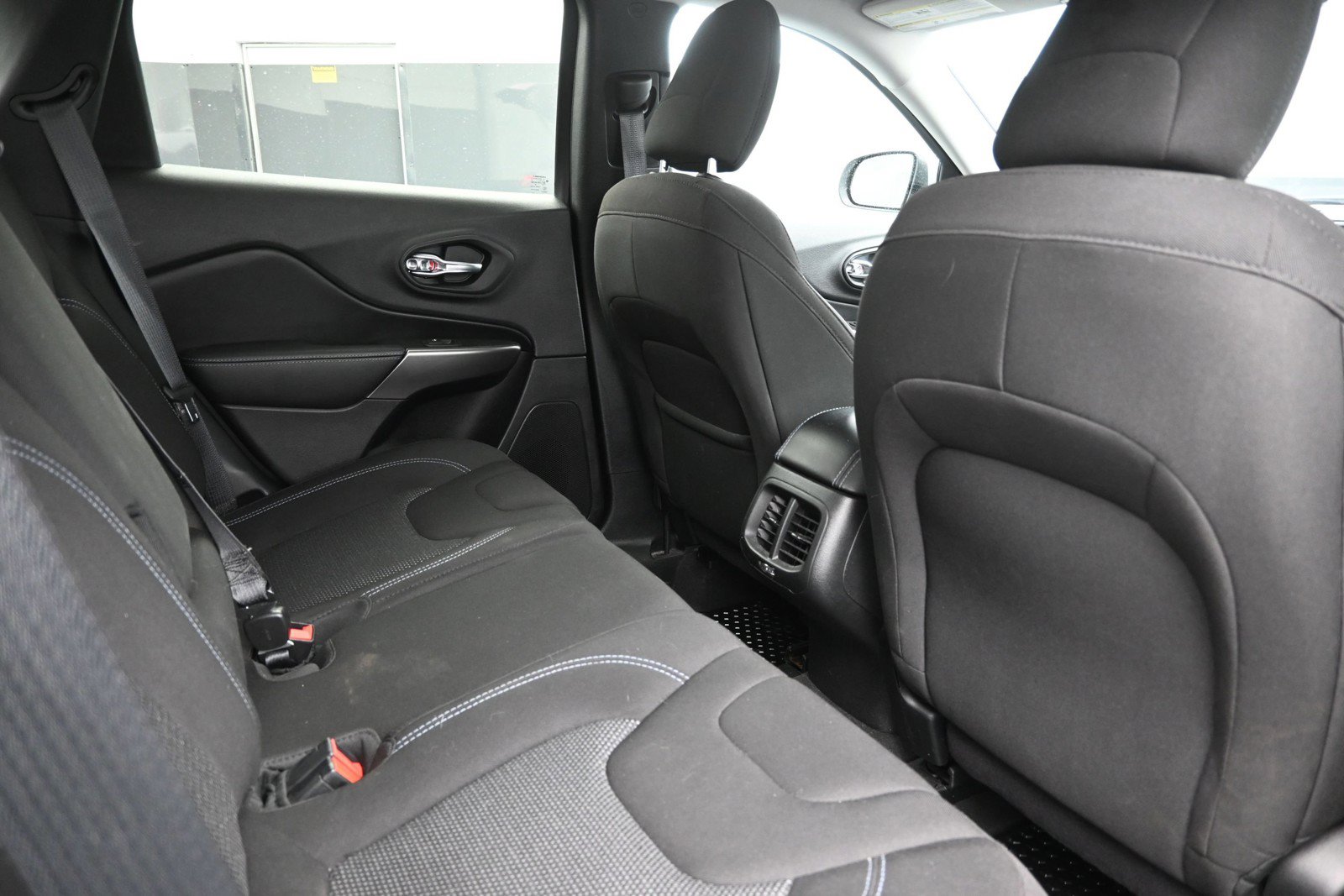 Used 2020 Jeep Cherokee Latitude w/ Cold Weather Group FWD image 24