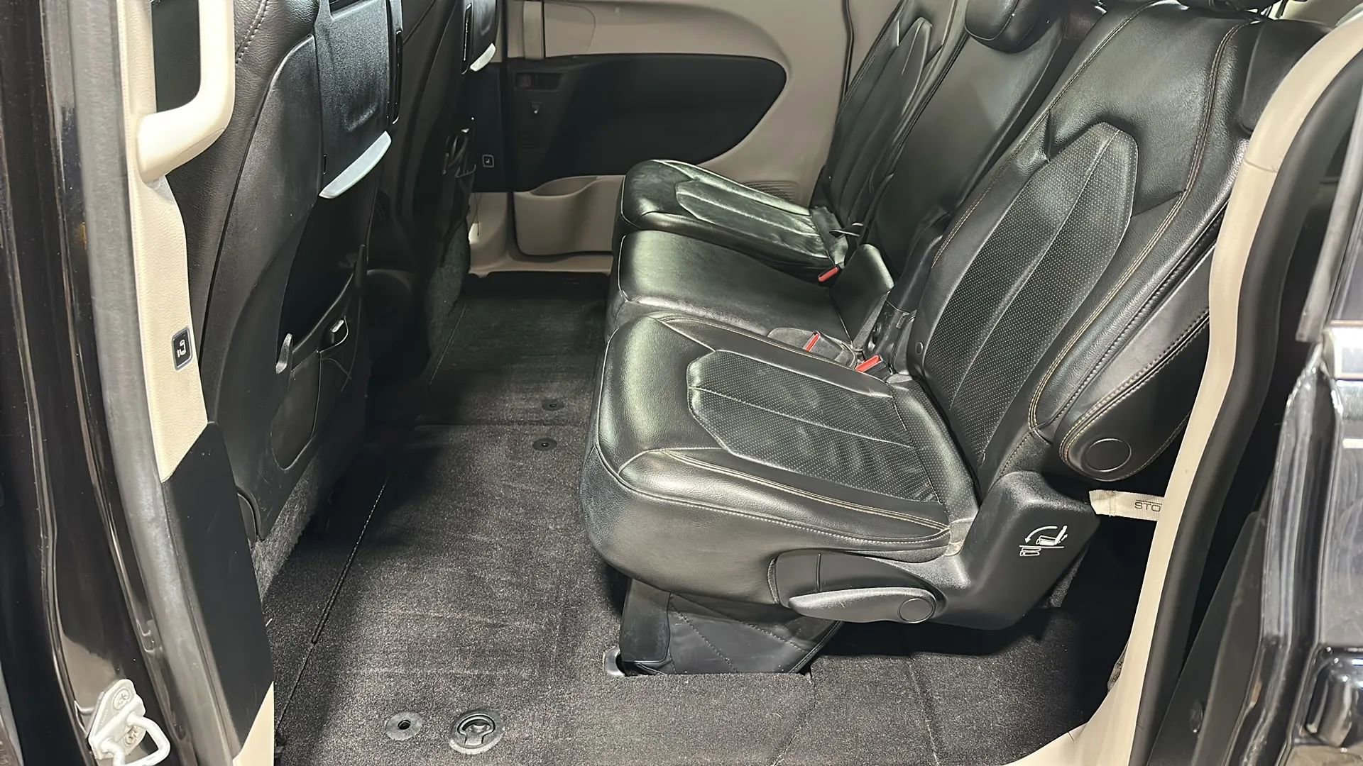 Used 2017 Chrysler Pacifica Touring-L Plus FWD image 11
