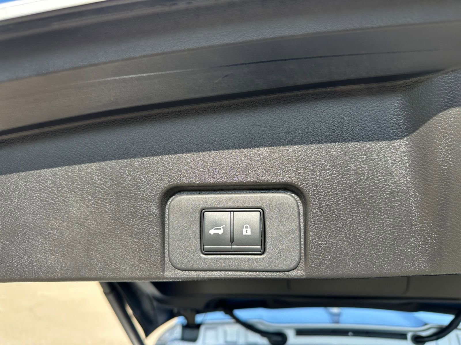 Used 2025 Nissan Rogue SV image 23