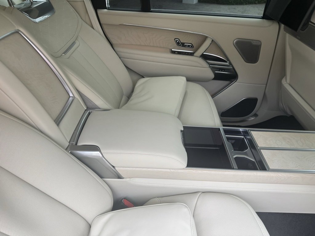 Used 2025 Land Rover Range Rover SV image 18