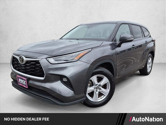Used 2025 Toyota Highlander LE FWD image 1