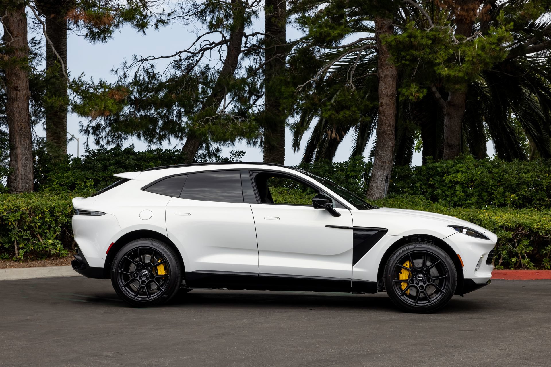 Used 2021 Aston Martin DBX AWD/4WD image 28