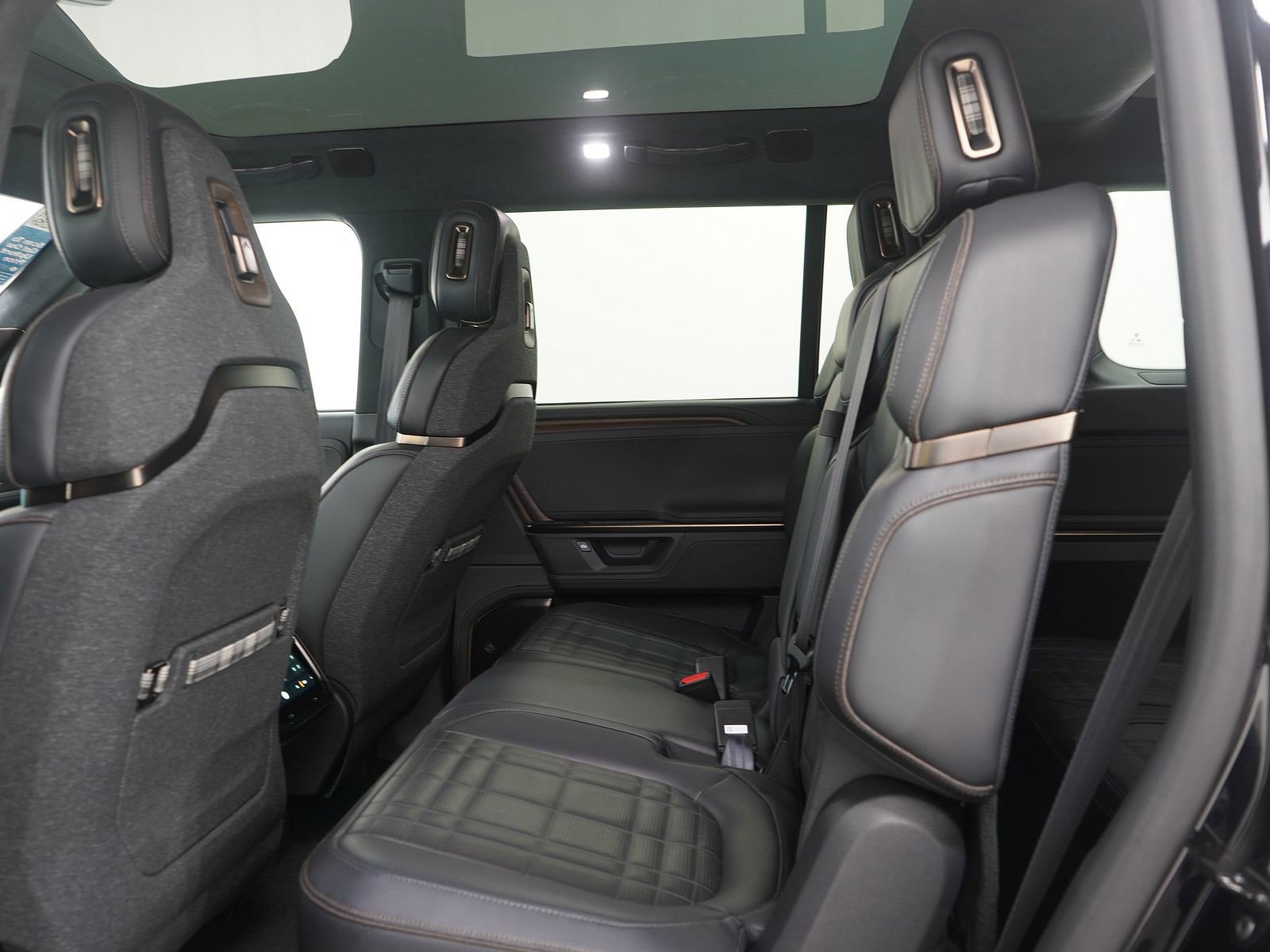 Used 2025 Rivian R1S Premium image 17