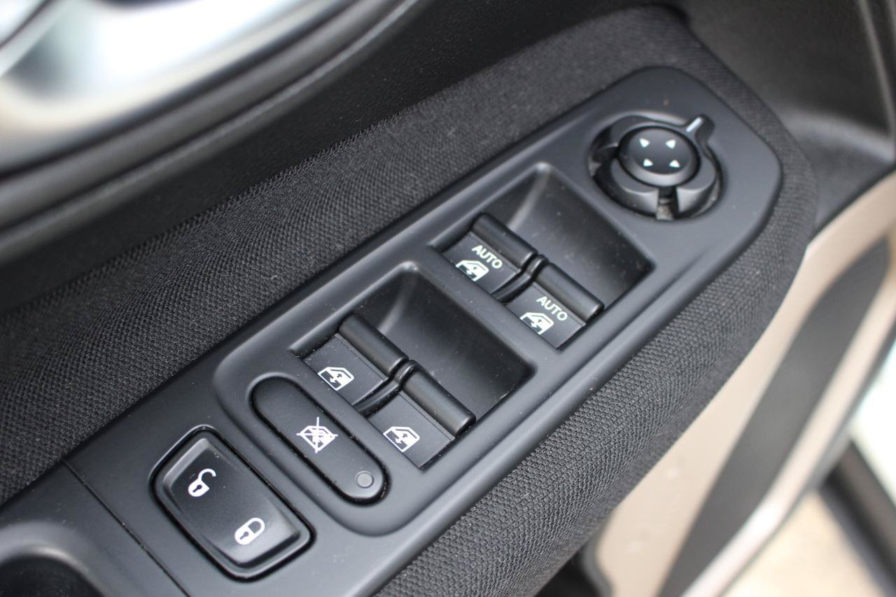 Used 2016 Jeep Renegade Latitude w/ Cold Weather Group FWD image 12