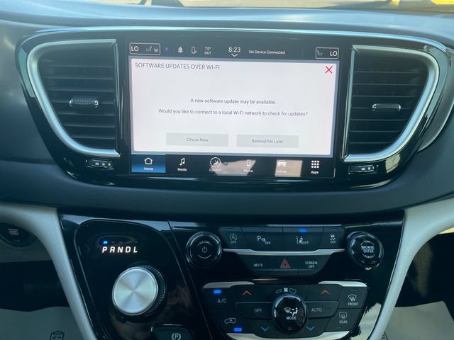 Used 2023 Chrysler Pacifica Touring-L FWD image 13