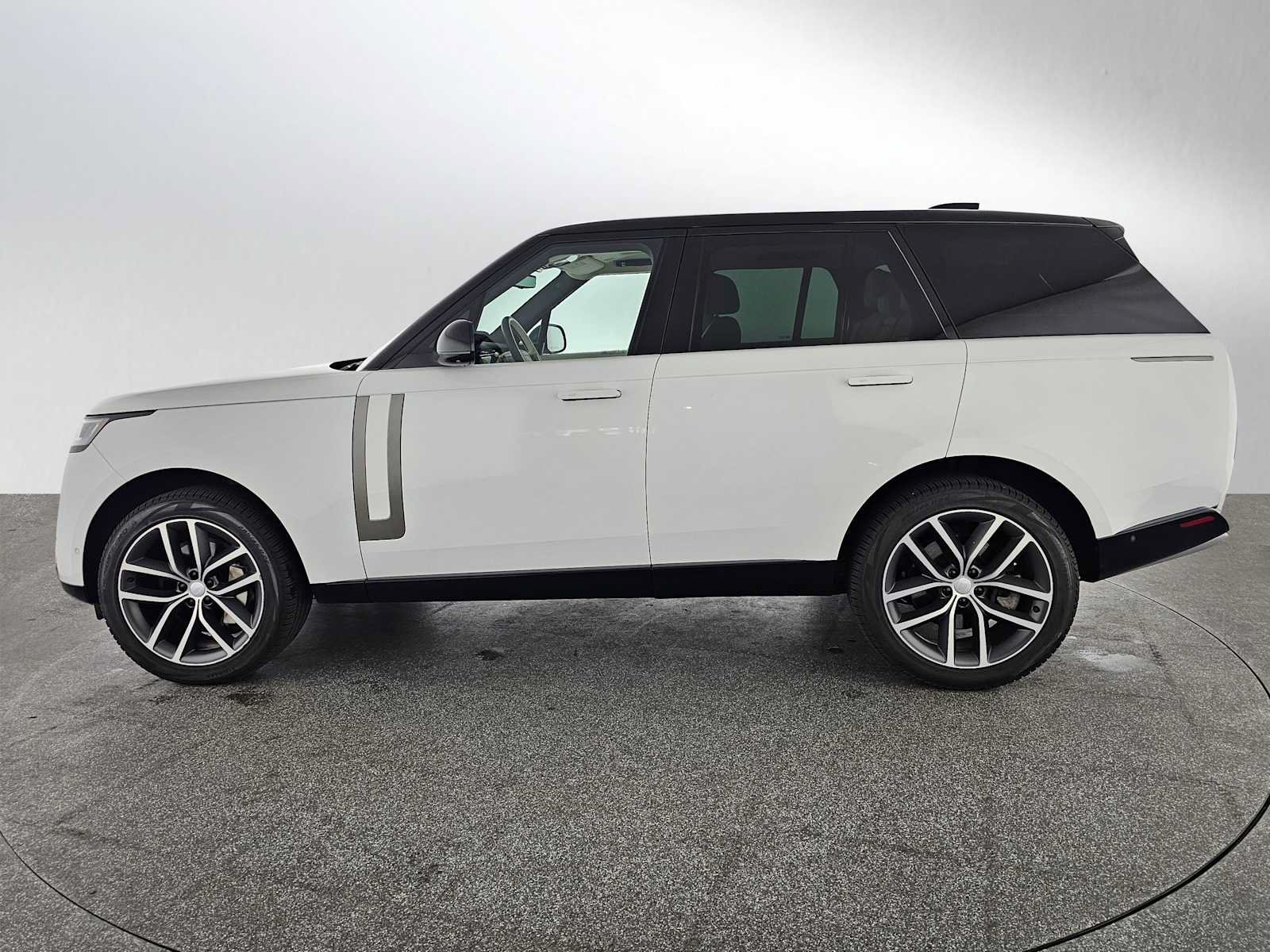Used 2024 Land Rover Range Rover SE AWD/4WD image 2