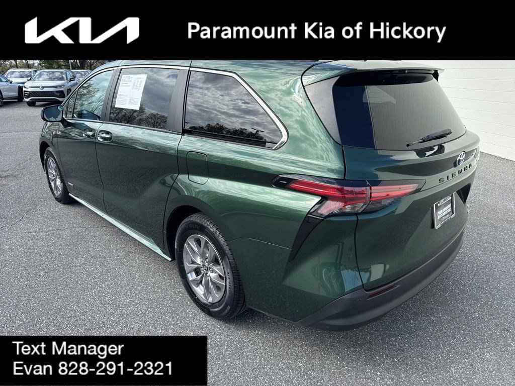 Used 2021 Toyota Sienna XLE image 5