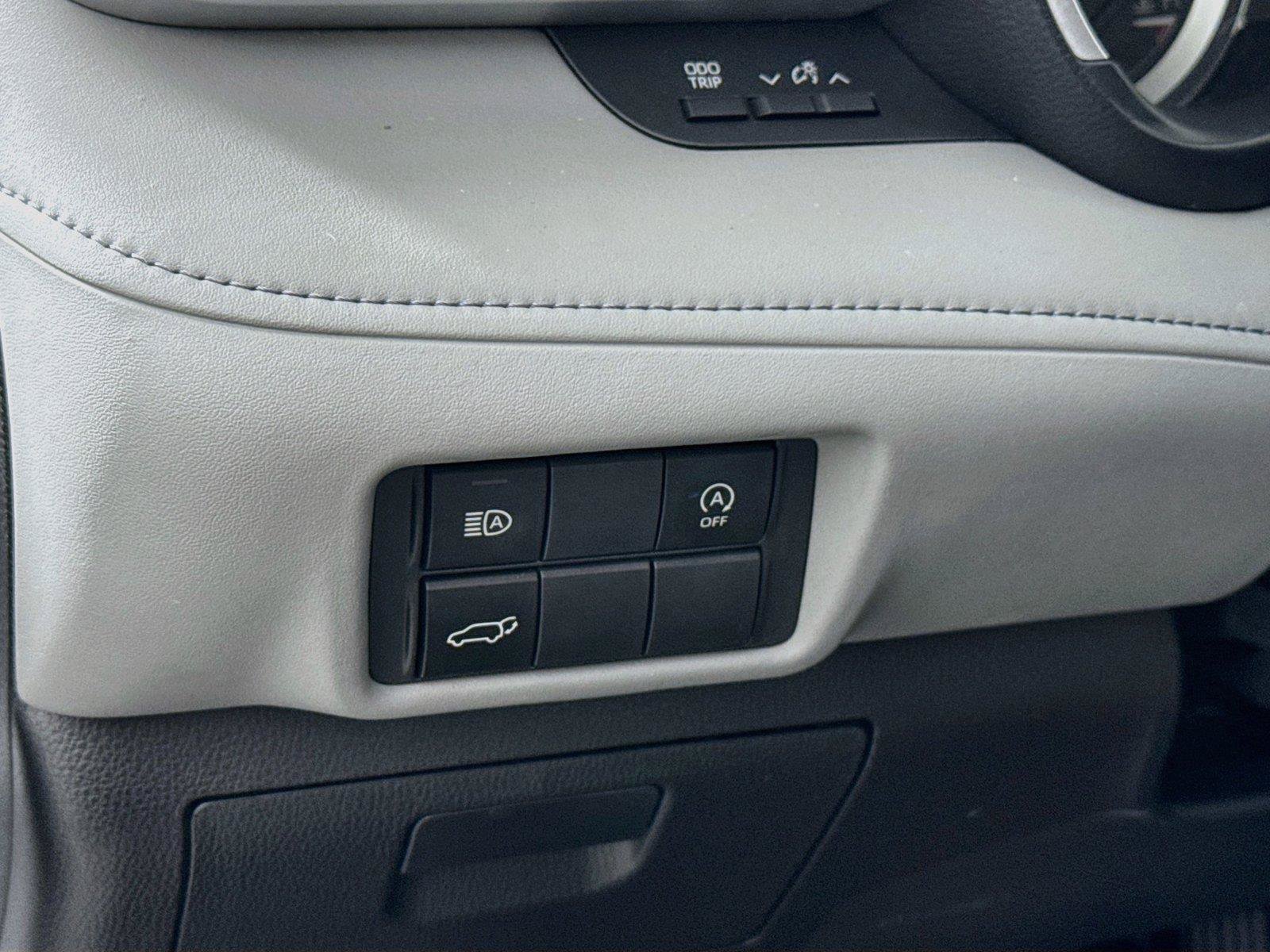 Used 2023 Toyota Highlander XLE FWD image 16