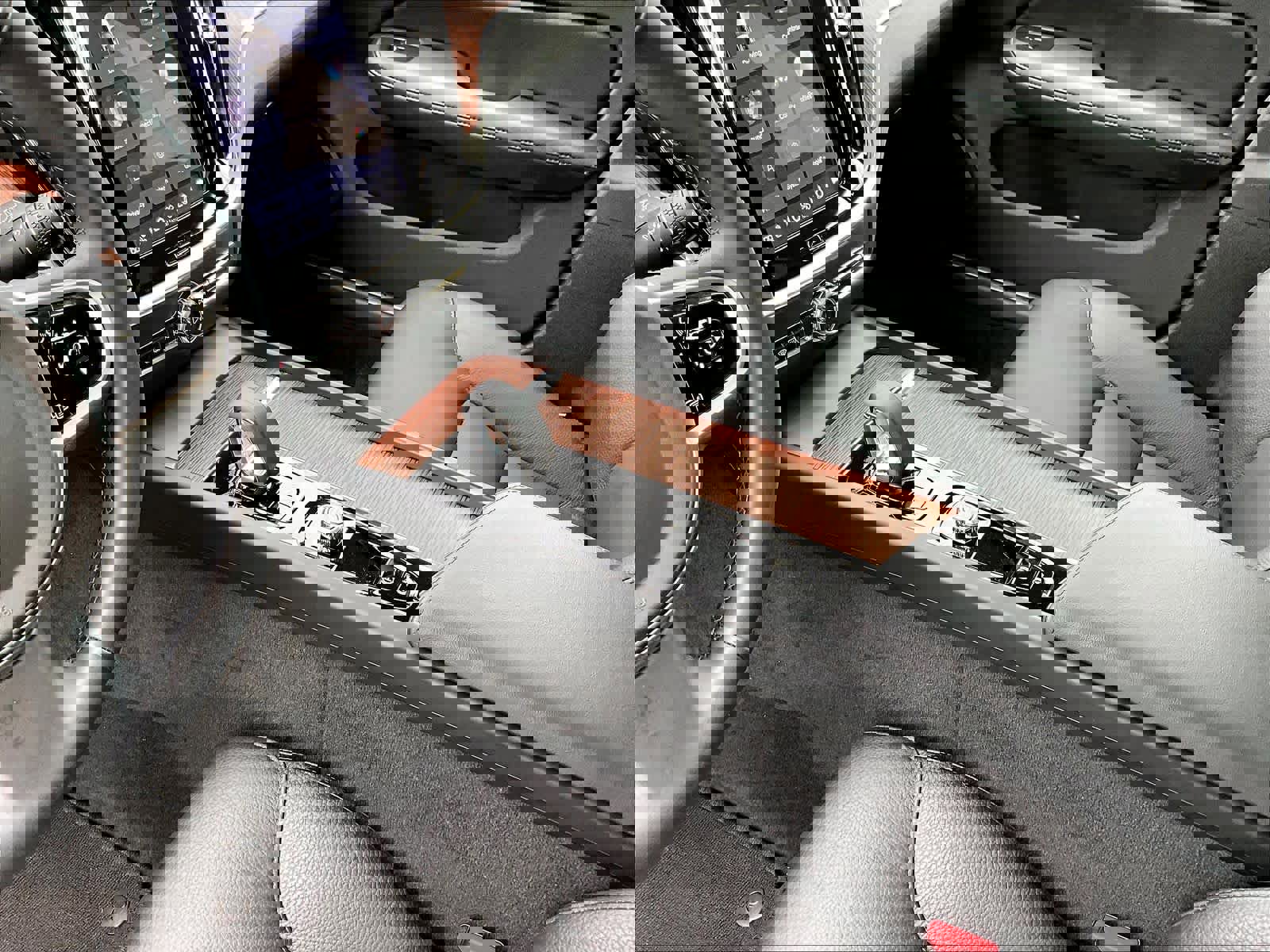 Used 2025 Volvo V60 B5 Cross Country Plus AWD/4WD image 19