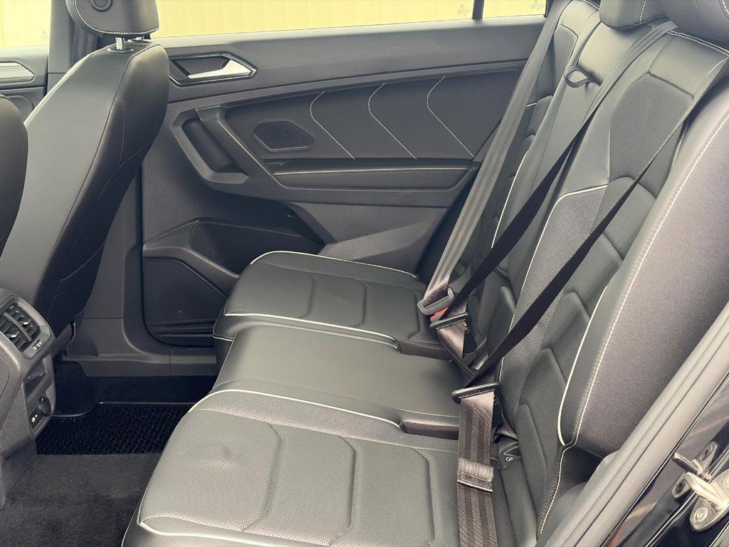 Used 2022 Volkswagen Tiguan SEL R-Line AWD/4WD image 9