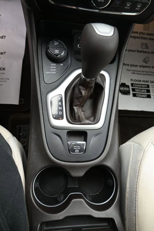 Used 2017 Jeep Cherokee Overland w/ Technology Group AWD/4WD image 17