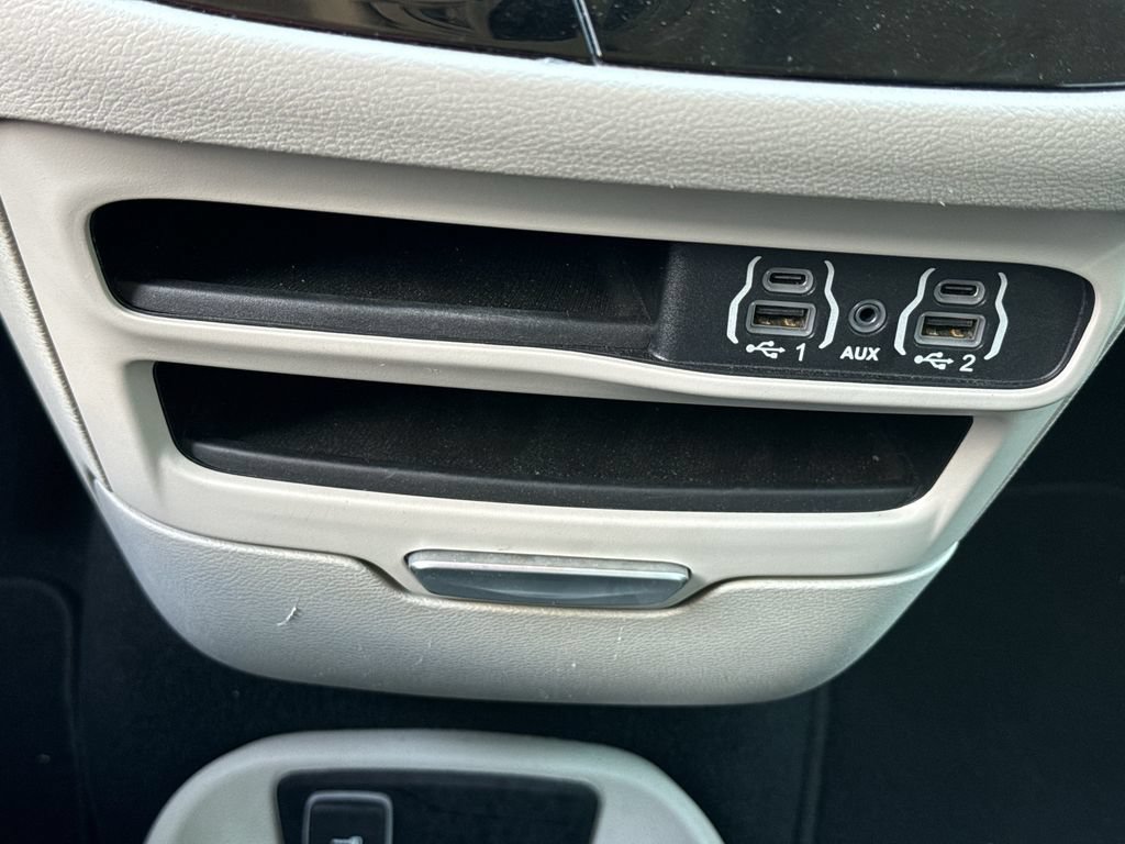 Used 2023 Chrysler Pacifica Touring-L FWD image 19
