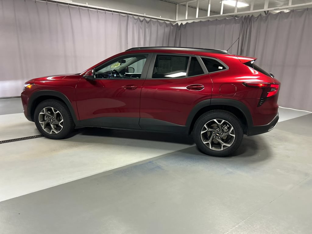 Used 2025 Chevrolet Trax LT w/ LT Convenience Package FWD image 4