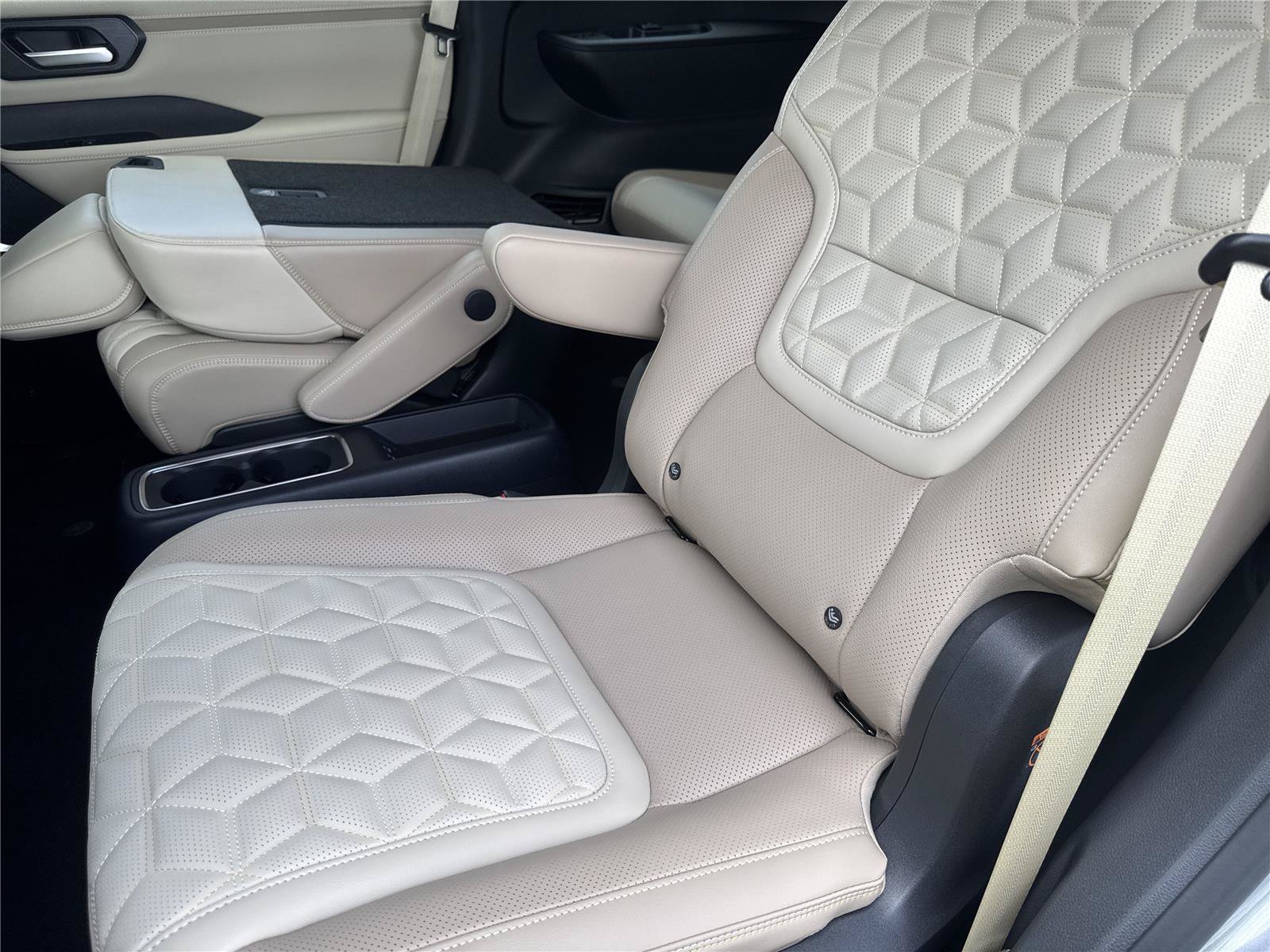 New 2026 Nissan Armada Platinum RWD image 31