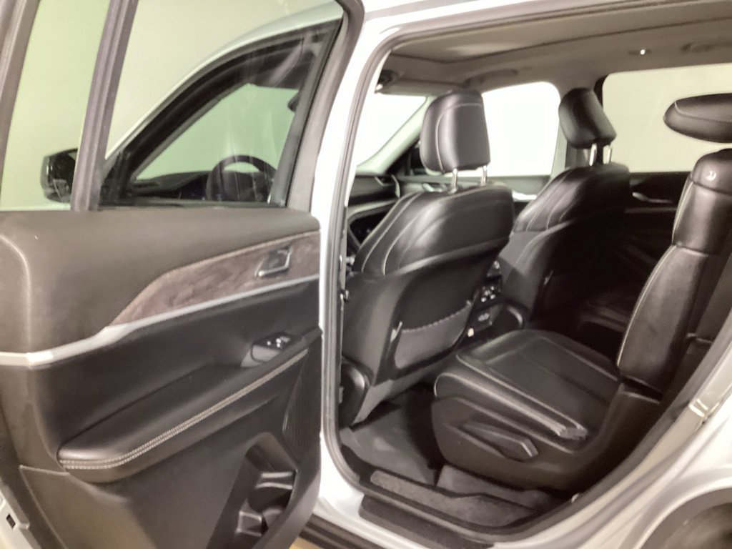 Used 2024 Jeep Grand Cherokee L Limited w/ Black Appearance Package AWD/4WD image 21