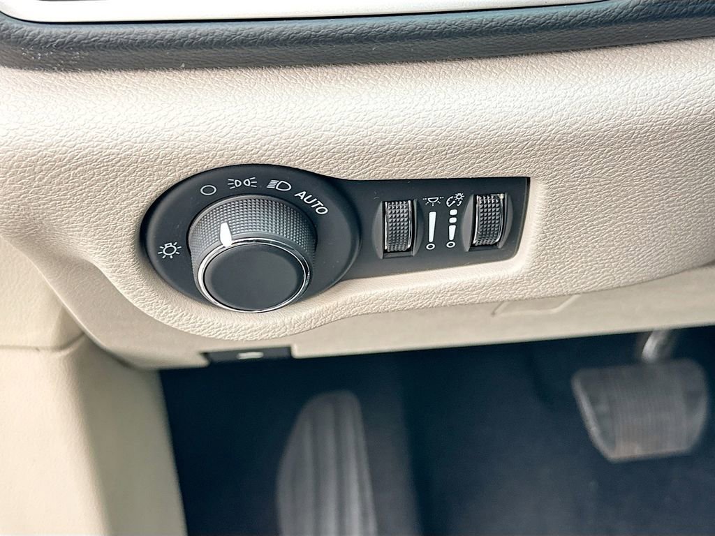 Used 2023 Chrysler Voyager LX image 22