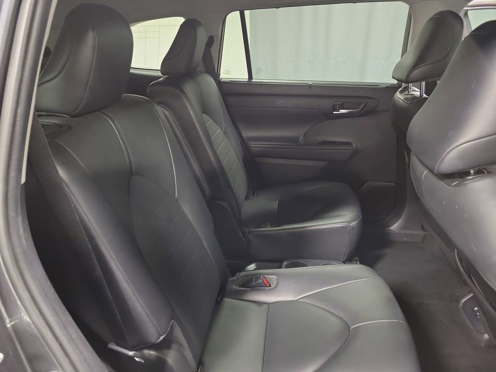 Used 2020 Toyota Highlander XLE image 22