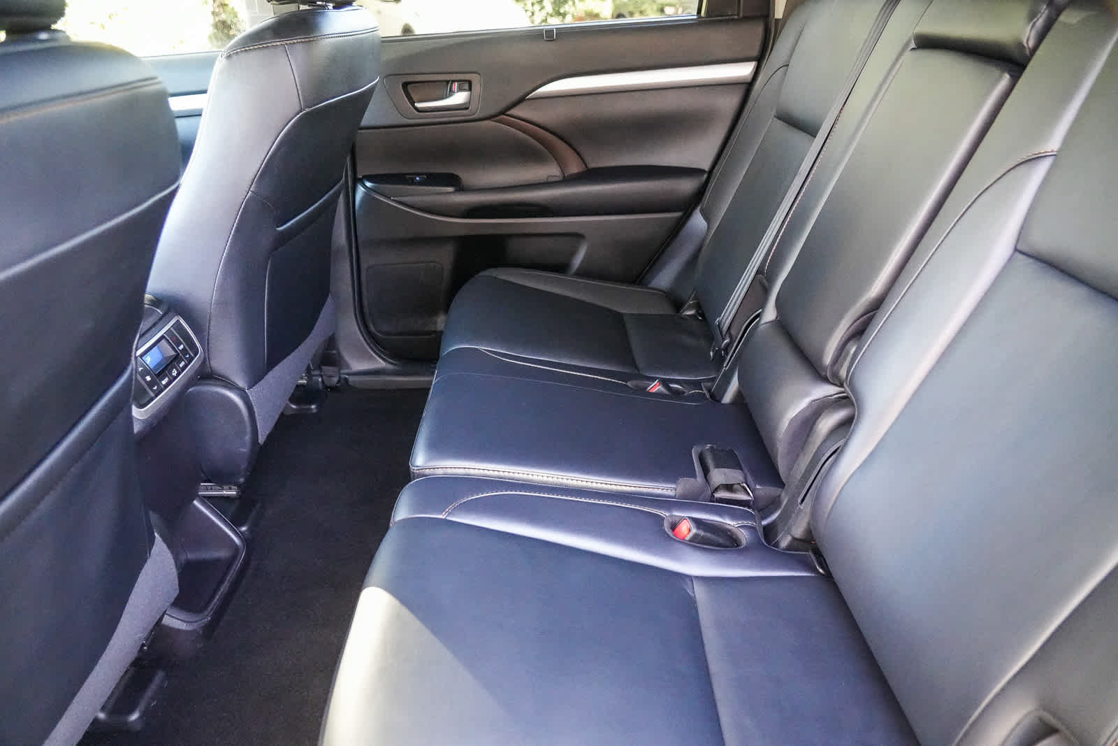 Used 2019 Toyota Highlander XLE w/ Carpet Mat Package (TMS) AWD/4WD image 19