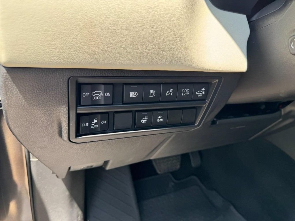 Used 2024 Toyota Sequoia Capstone AWD/4WD image 15