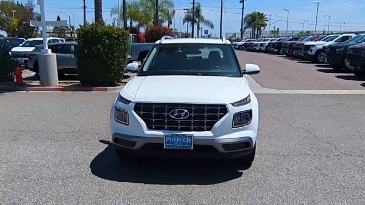 Used 2025 Hyundai Venue SEL FWD image 3