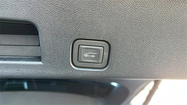 Used 2025 Chevrolet Traverse RS image 34