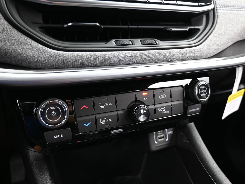 Used 2026 Jeep Compass Latitude AWD/4WD image 21