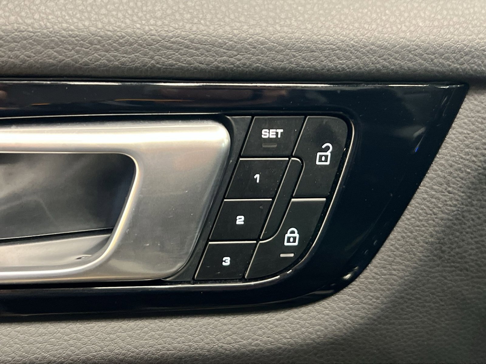 Used 2023 Porsche Cayenne Platinum Edition image 30