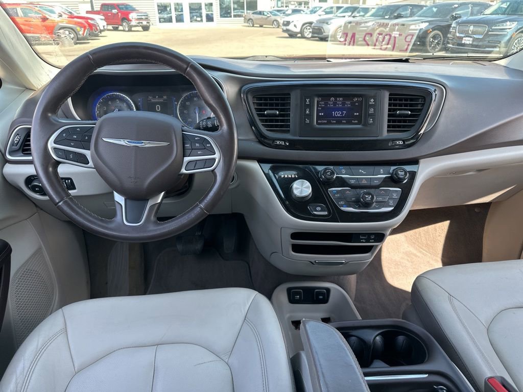 Used 2017 Chrysler Pacifica Touring-L image 20
