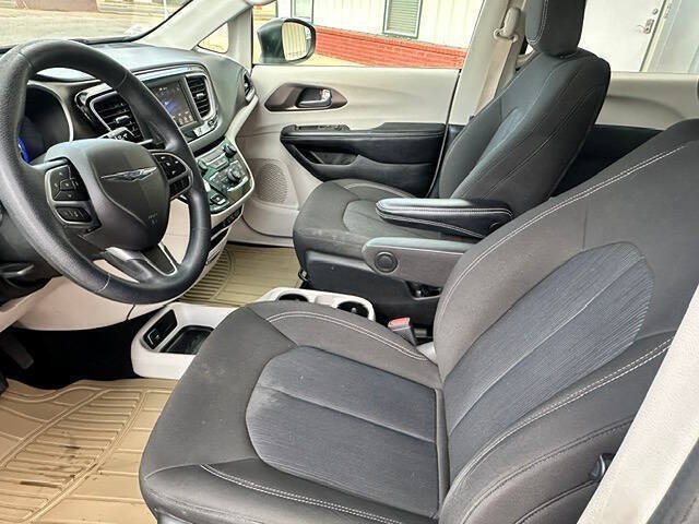 Used 2021 Chrysler Voyager L FWD image 13
