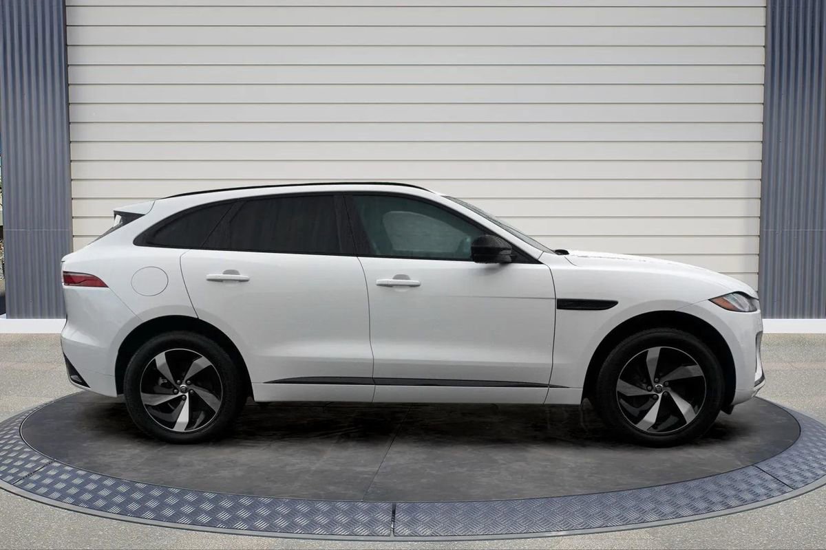 Used 2025 Jaguar F-PACE R-Dynamic S image 8