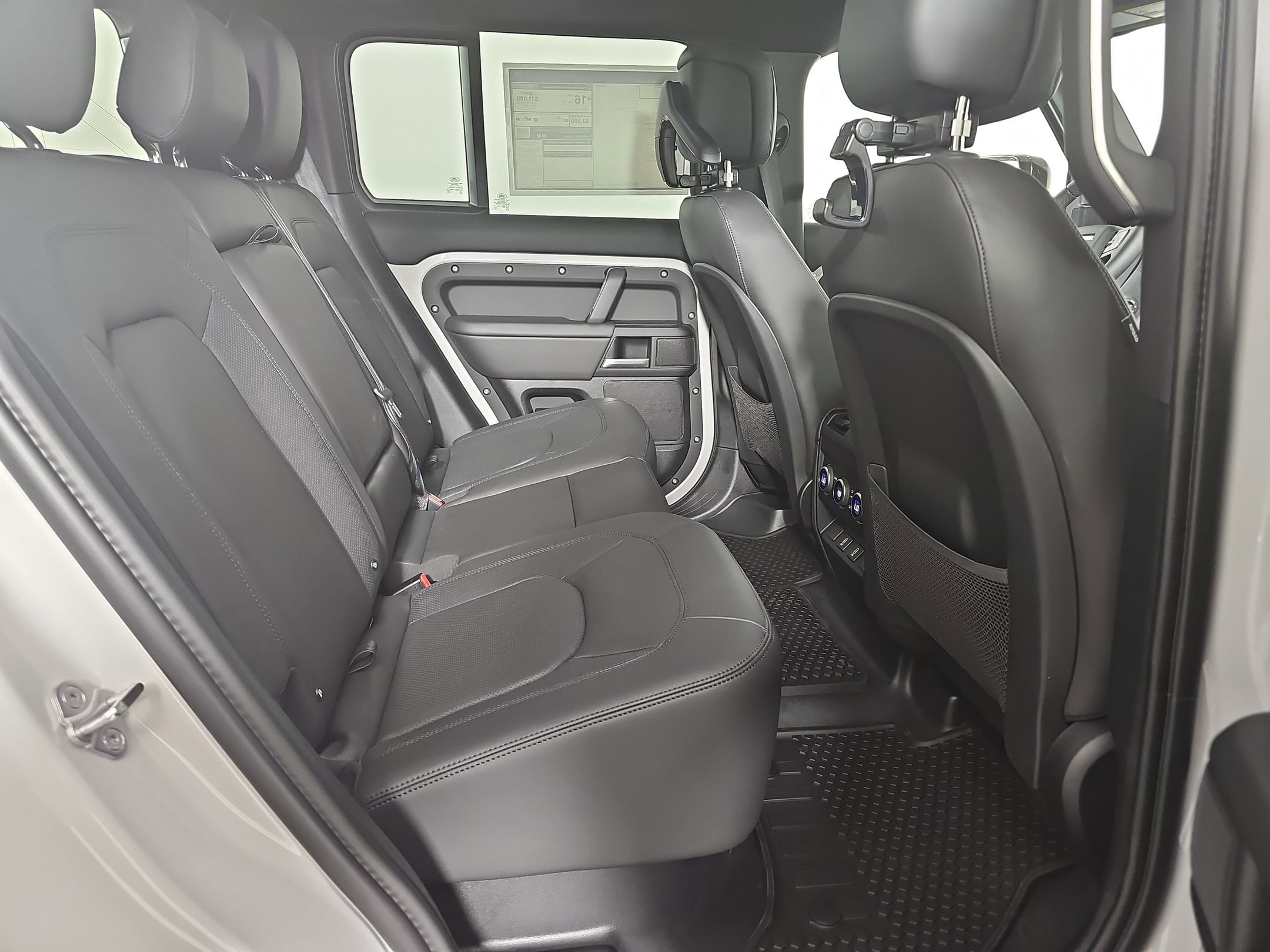 New 2026 Land Rover Defender 110 X-Dynamic SE image 27