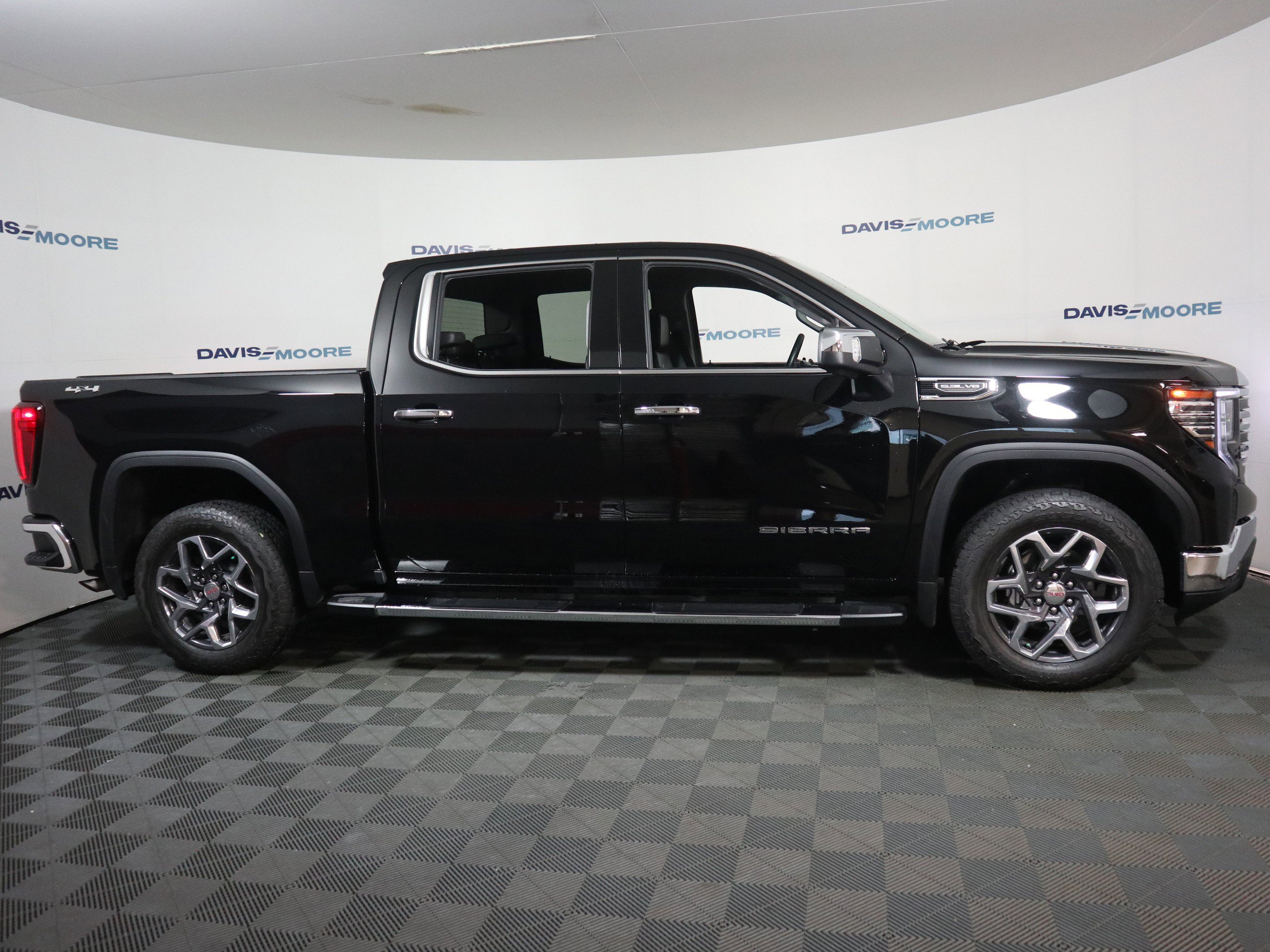 Used 2024 GMC Sierra 1500 SLT w/ SLT Premium Package image 4