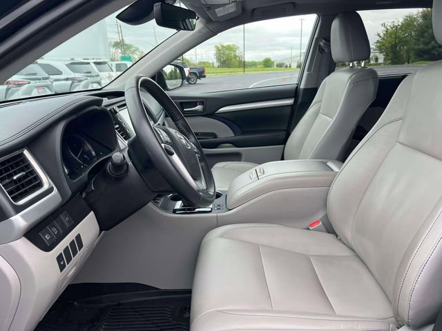 Used 2019 Toyota Highlander XLE AWD/4WD image 29