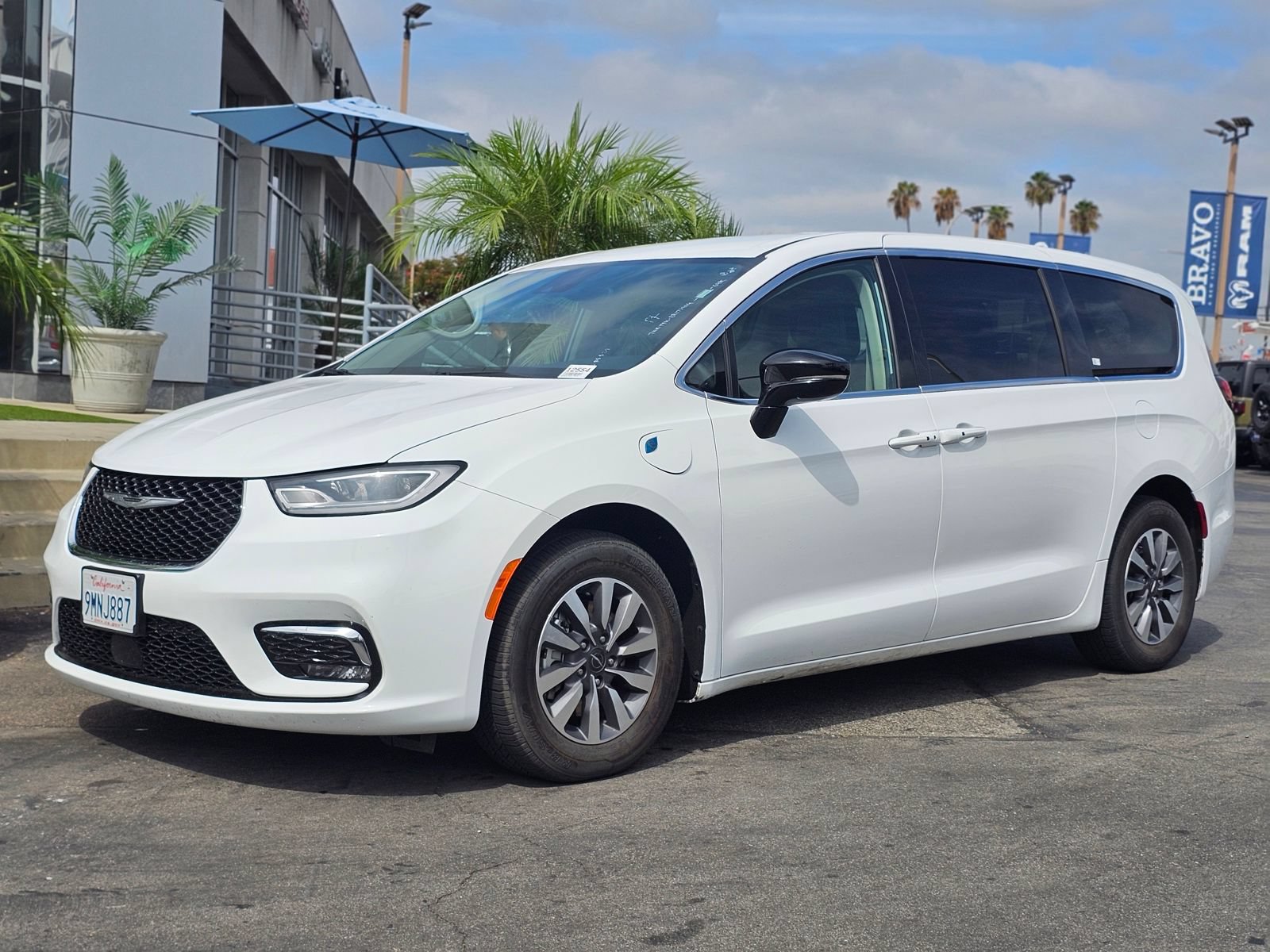 Used 2024 Chrysler Pacifica Limited FWD image 4