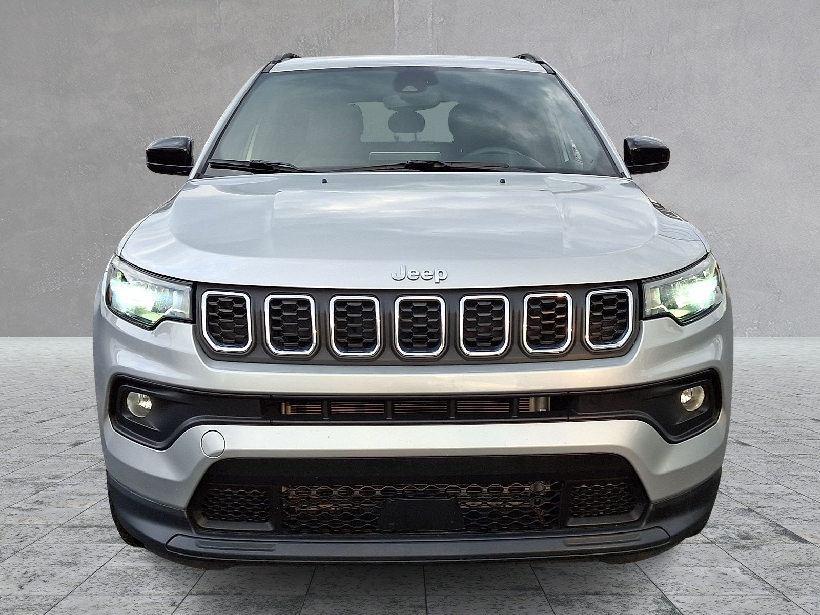 Used 2024 Jeep Compass Latitude AWD/4WD image 2
