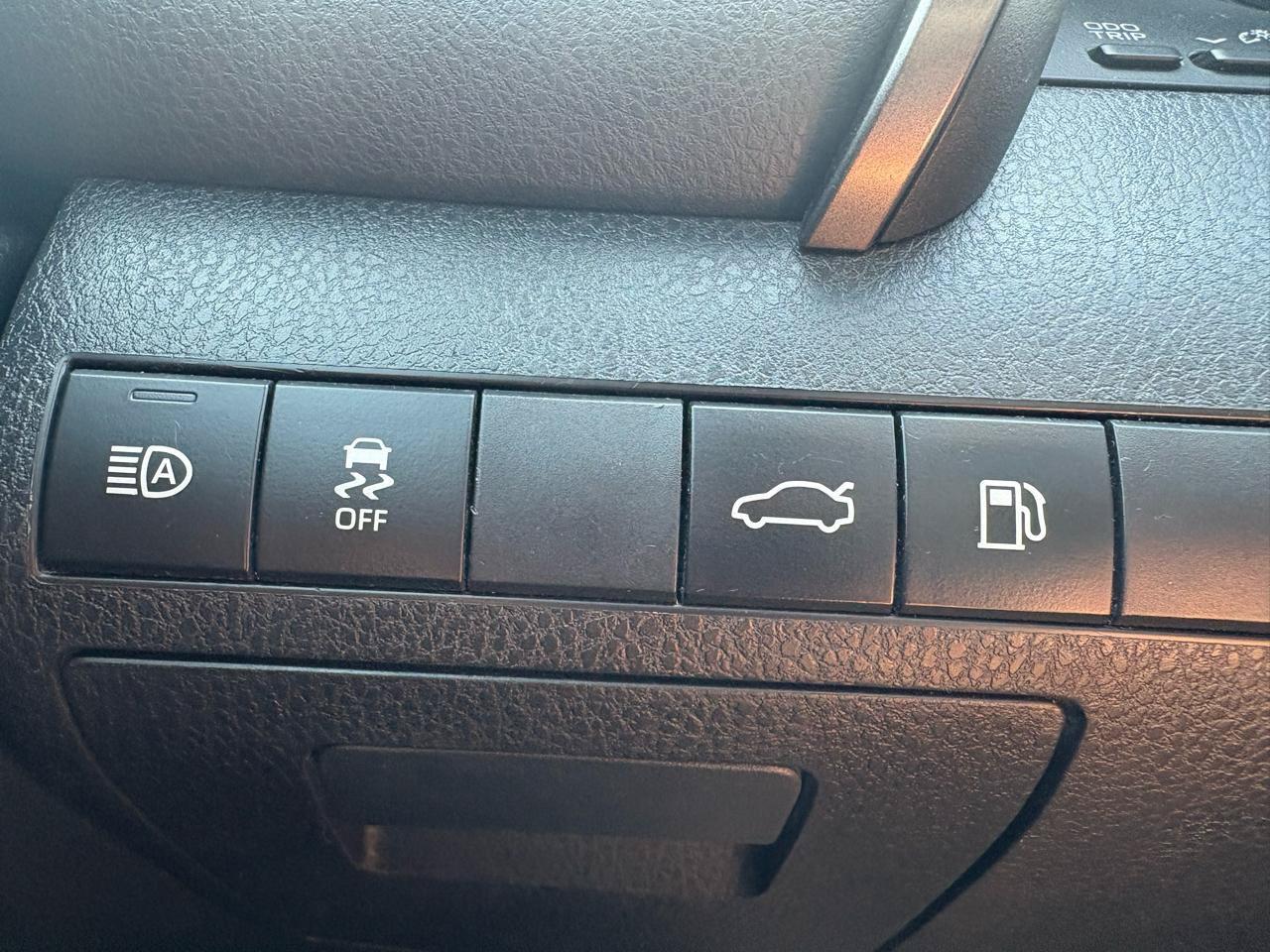 Used 2018 Toyota Camry SE w/ Moonroof Package FWD image 39