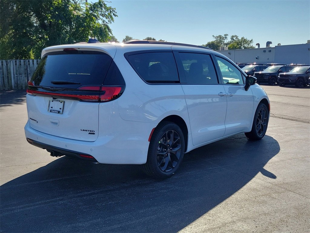 New 2026 Chrysler Pacifica Limited image 4