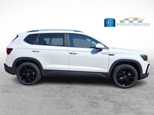Used 2023 Volkswagen Taos SE w/ Panoramic Sunroof Package AWD/4WD image 7