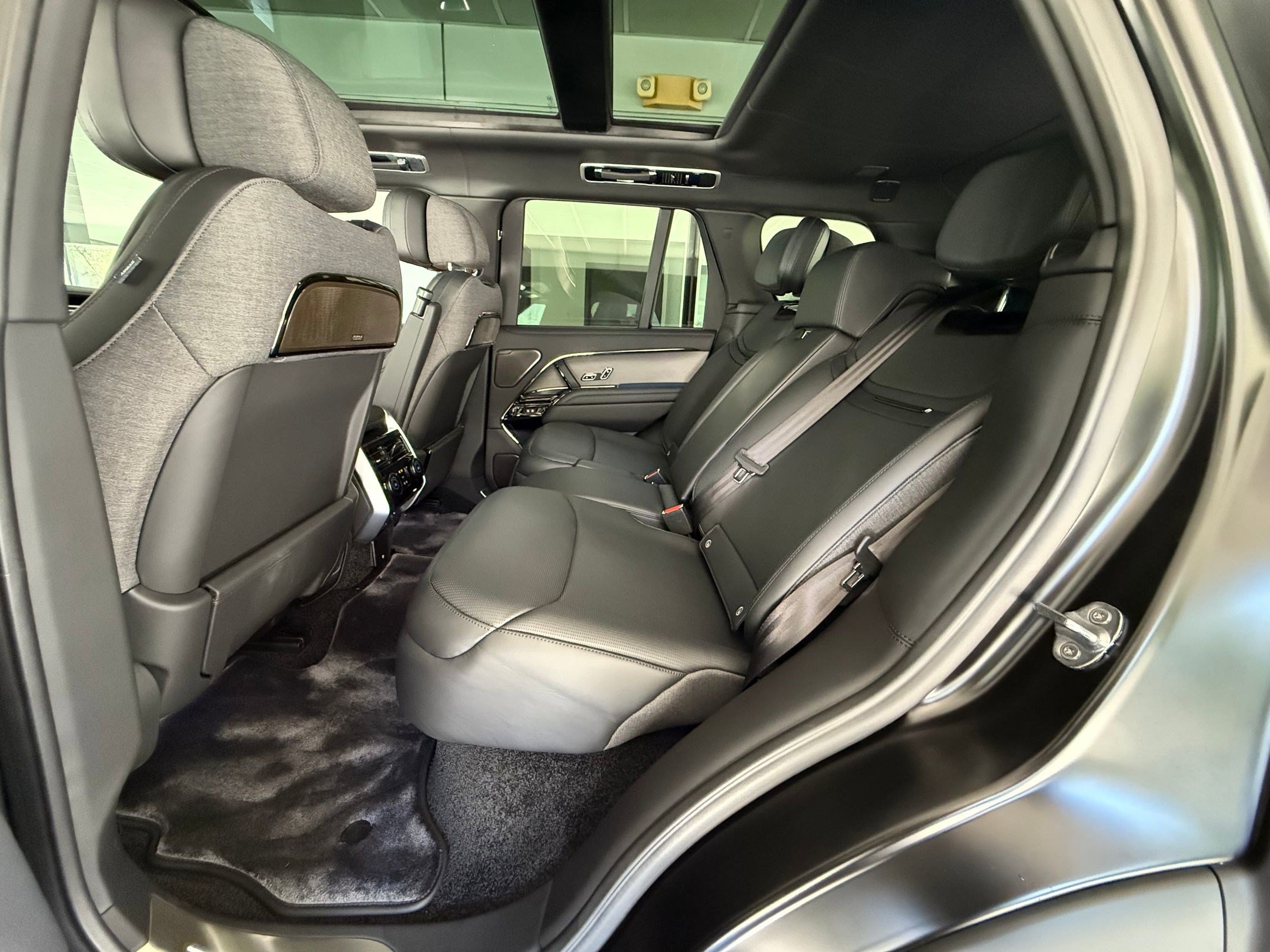 New 2026 Land Rover Range Rover SV AWD/4WD image 12