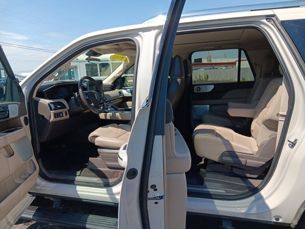 Used 2023 Lincoln Navigator L Reserve AWD/4WD image 10
