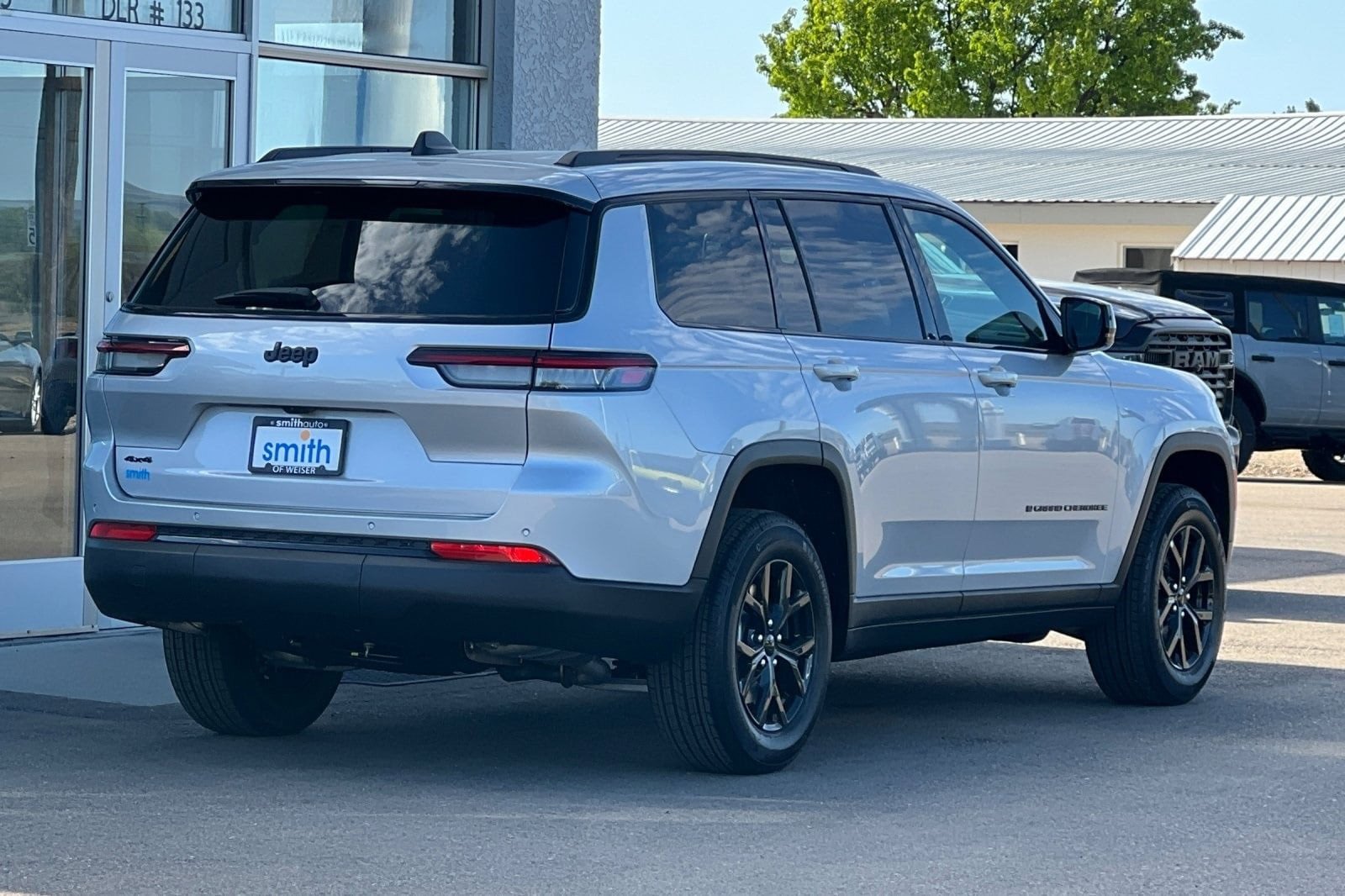 New 2025 Jeep Grand Cherokee L Laredo image 6