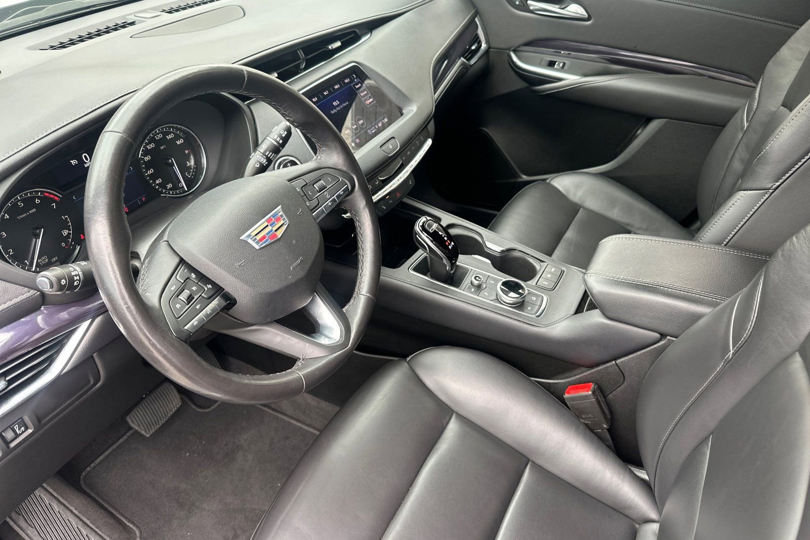 Used 2023 Cadillac XT4 Luxury w/ Cold Weather Package image 10