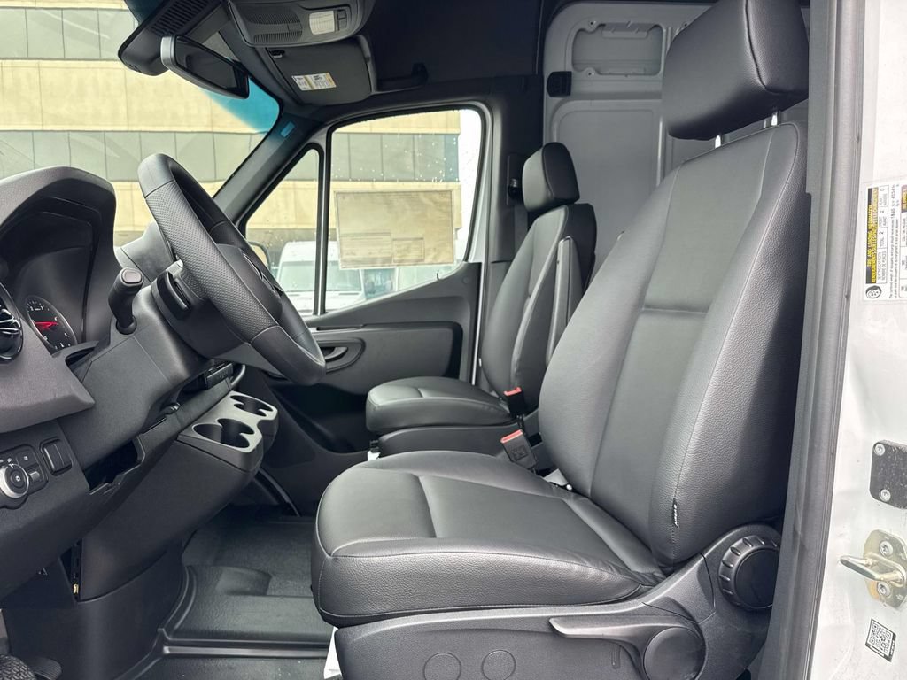 Used 2025 Mercedes-Benz Sprinter 2500 image 8