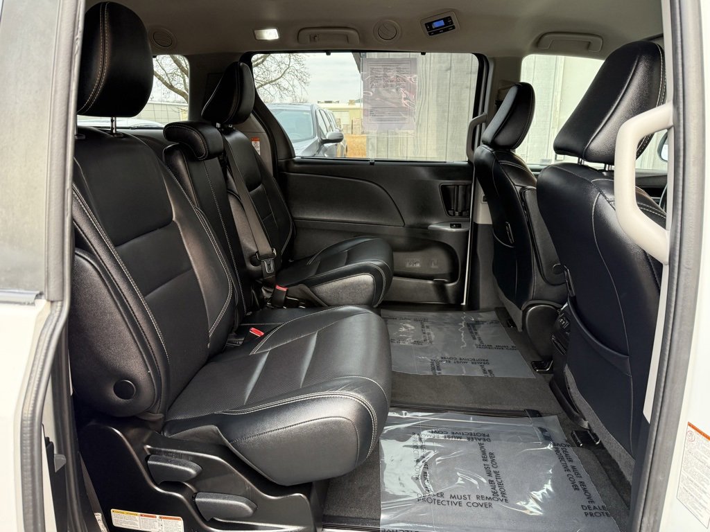 Used 2018 Toyota Sienna SE w/ Carpet Mat Package image 22
