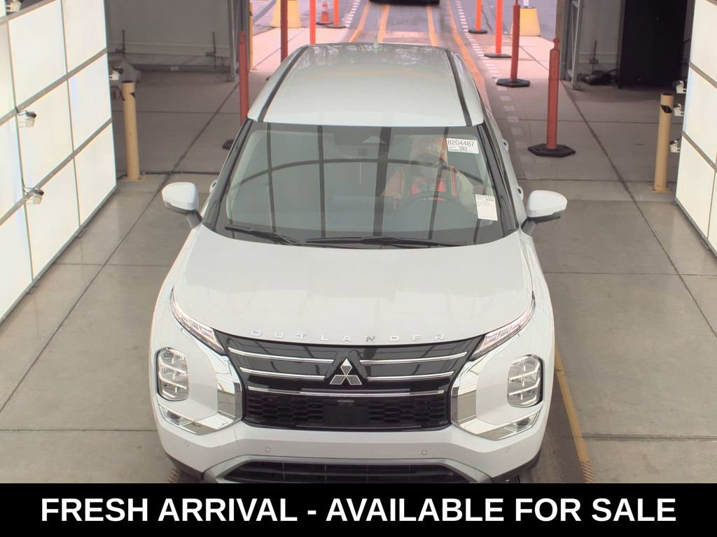 Used 2025 Mitsubishi Outlander SE image 2