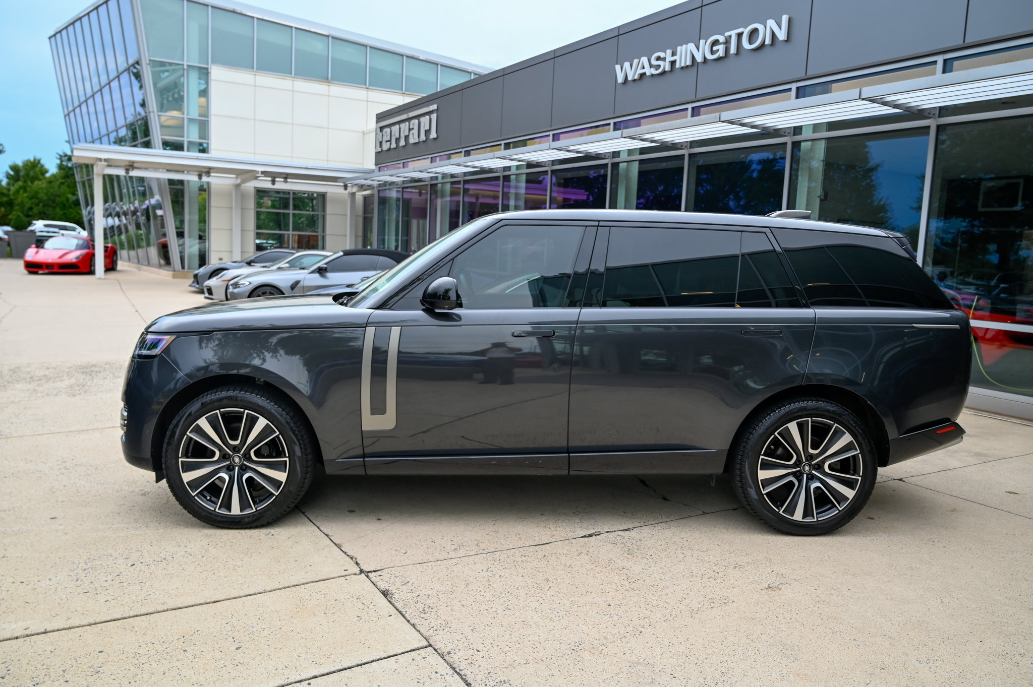 Used 2024 Land Rover Range Rover Long Wheelbase SE AWD/4WD image 8