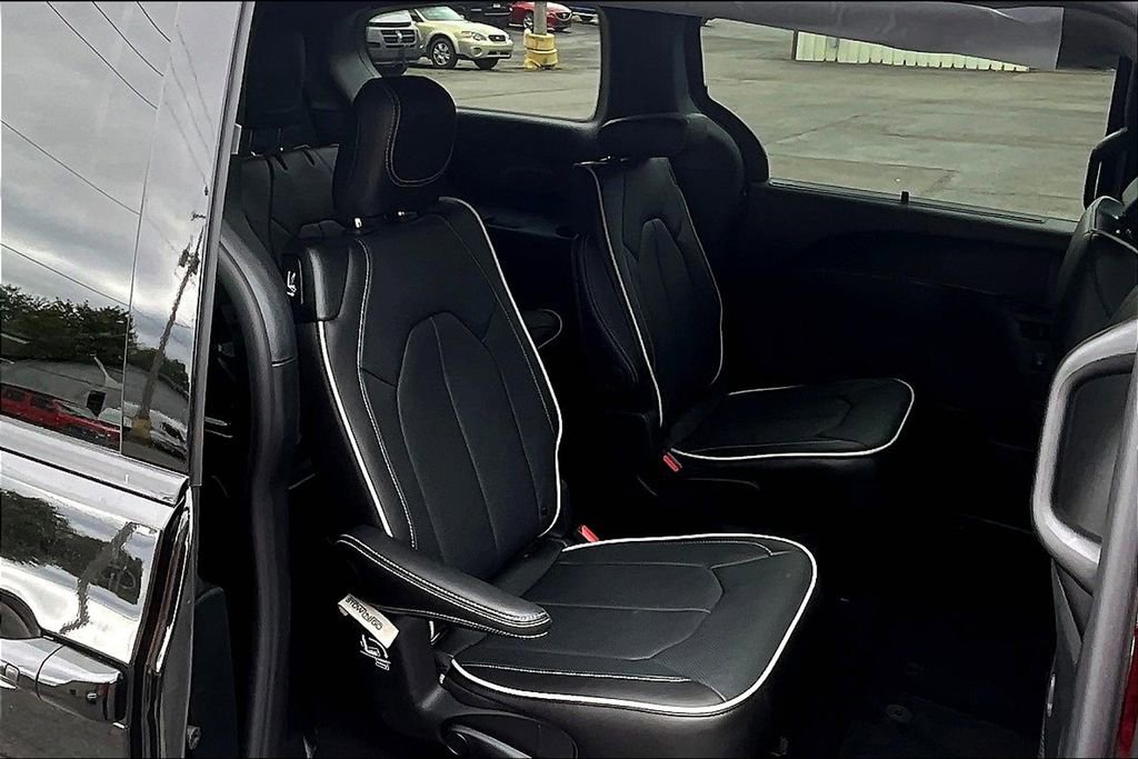 New 2026 Chrysler Pacifica Limited w/ S Appearance Package image 9
