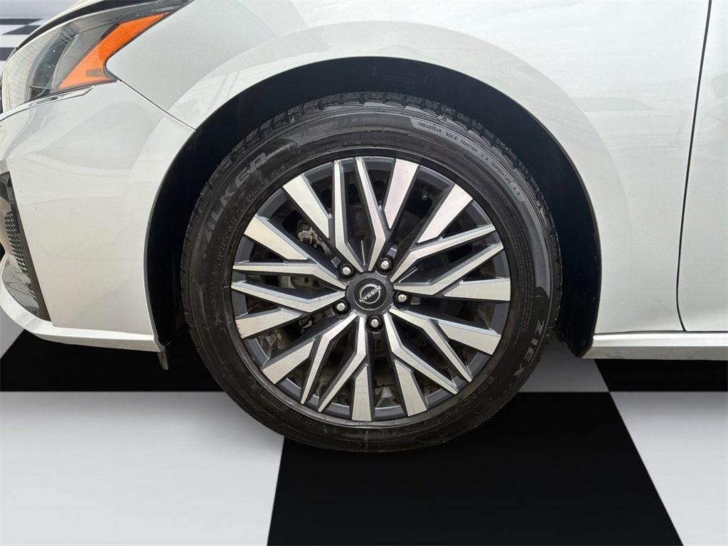 Used 2024 Nissan Altima 2.5 SV image 14