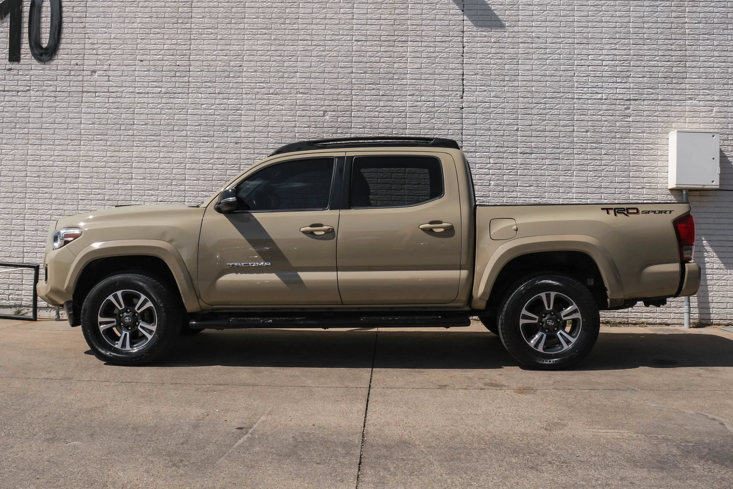 Used 2017 Toyota Tacoma TRD Sport w/ Tow Package RWD image 9